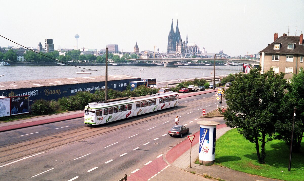 Straßenbahn Köln__ A5 8x-Tw auf Linie 7 am Kölner Rhein-Ufer mit dem Dom am Horizont.__26-09-1987