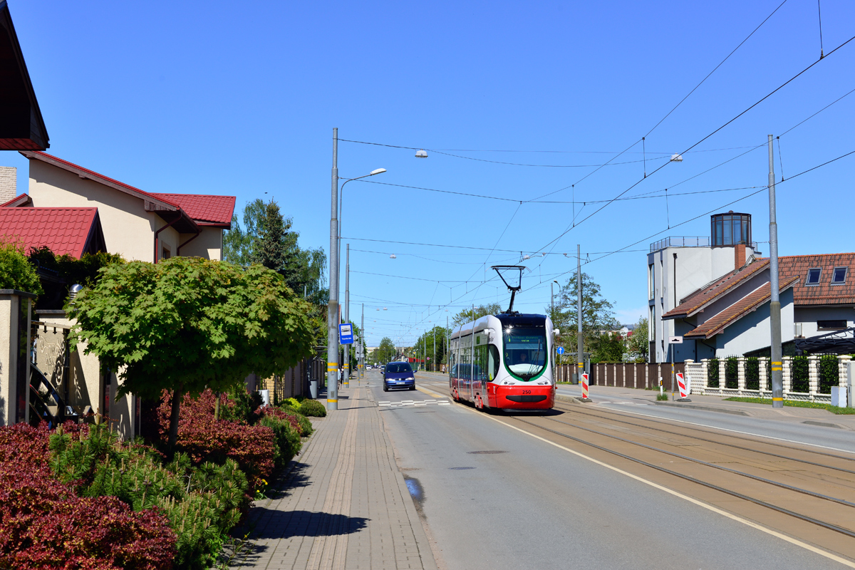 Straßenbahn Končar TMK2300LT #250 am 17.05.2021, Mirdzas ķempes iela, Liepāja.