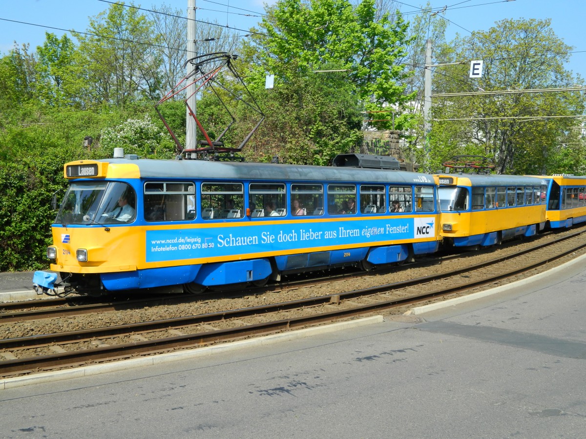 Straßenbahn Leipzig, LVB modernisierter Tatra T4D Betriebsnummer 2114 und 2040 mit Niederflurbeiwagen NG4 Betriebsnummer 913 auf Linie 1 nach Lausen. (25.04.2014)