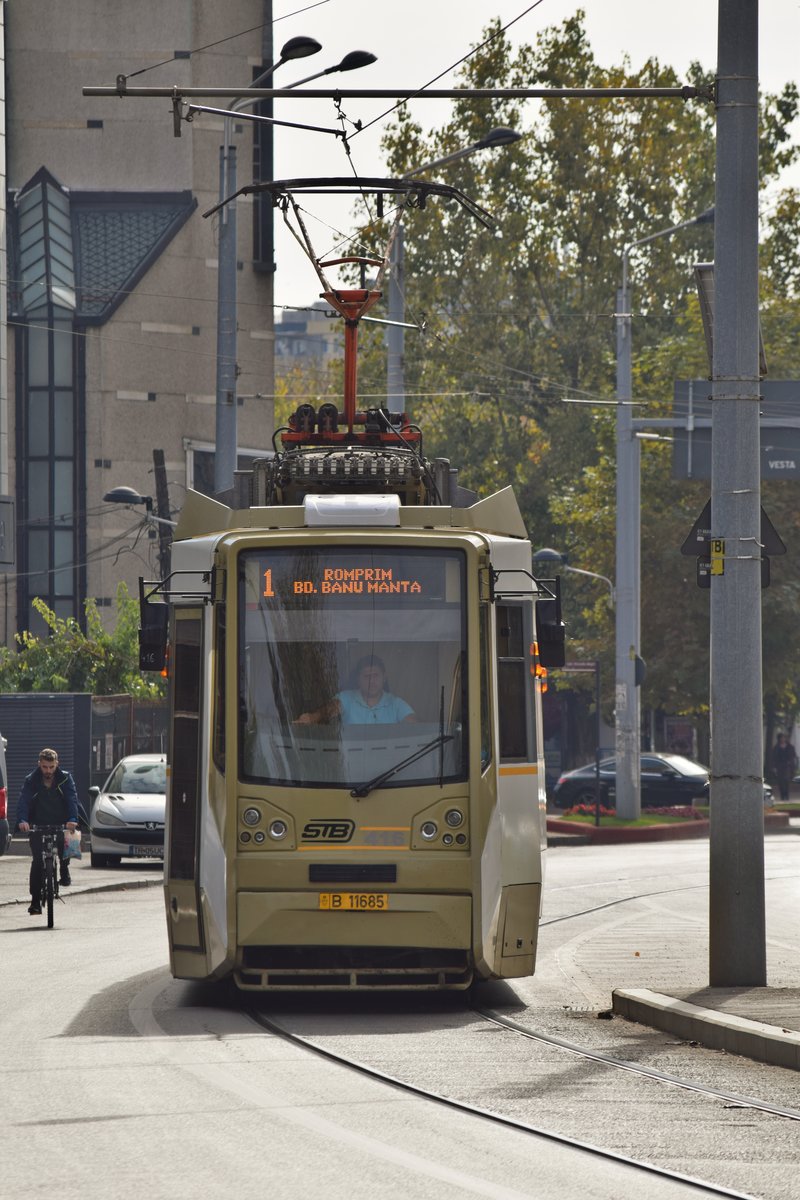 Straßenbahn der Linie 1 am 27.10.2018 in der Nähe der Muncii Unterführung in Bukarest.