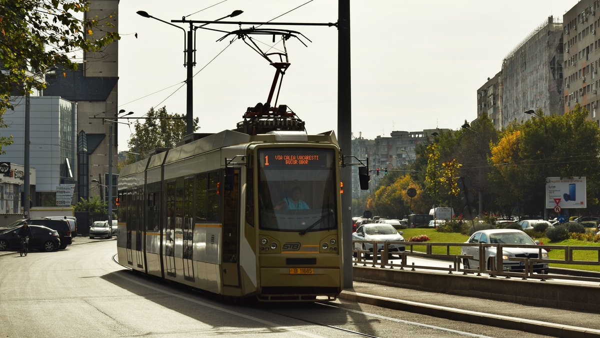 Straßenbahn der Linie 1 am 27.10.2018 in der Nähe der Muncii Unterführung in Bukarest.
