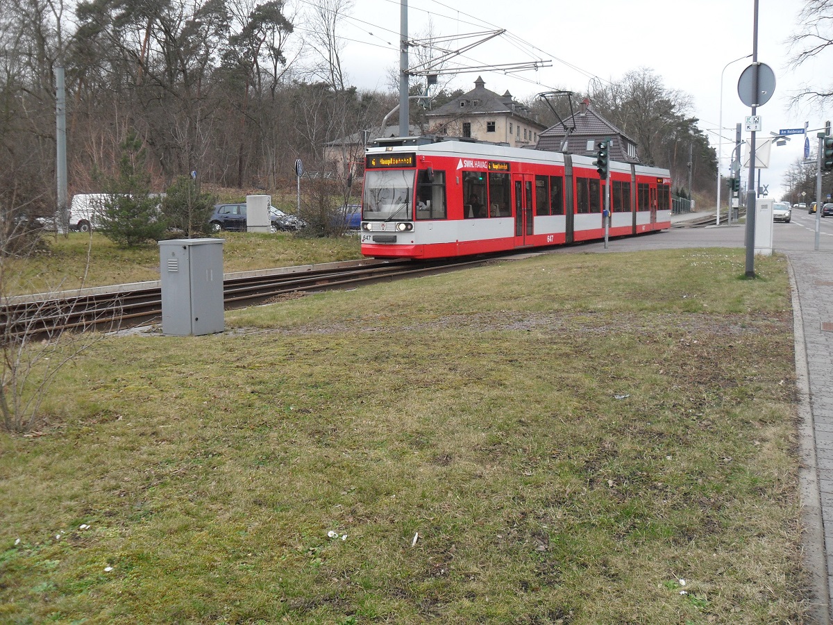 Straßenbahn Linie 4 der HAVAG fährt am 13.02.2014 aus Halle-Kröllwitz kommend in die Haltestelle Heide ein.
