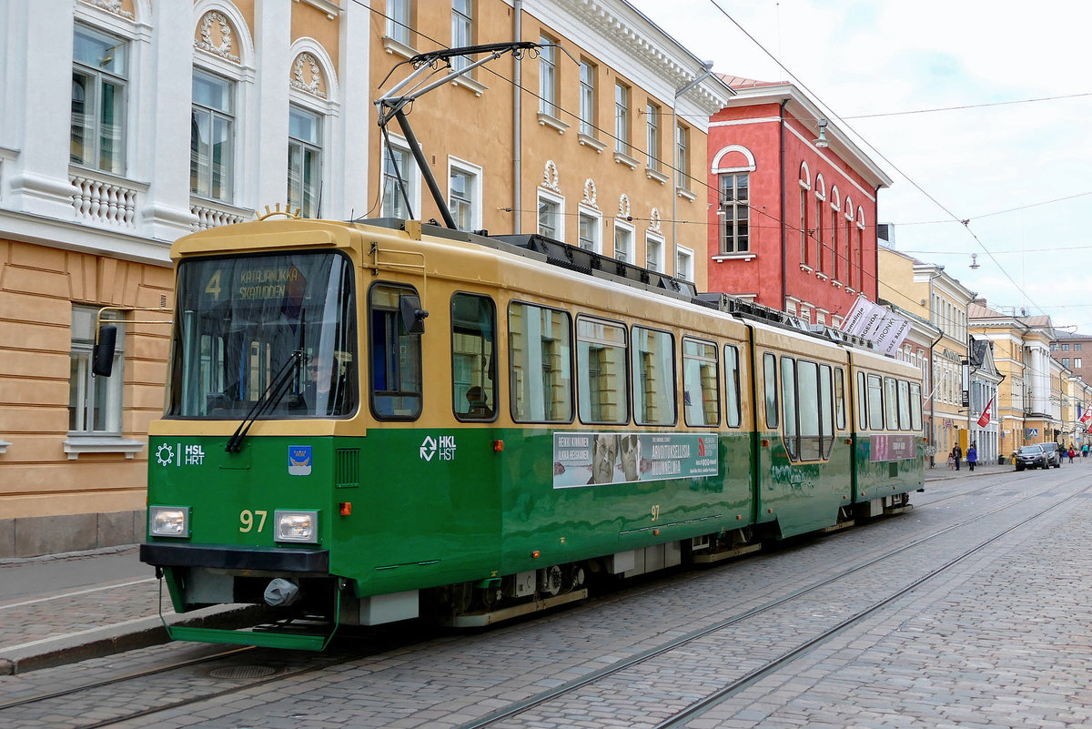Straßenbahn der Linie 4 im Stadtzentrum von Helsinki im August 2017.