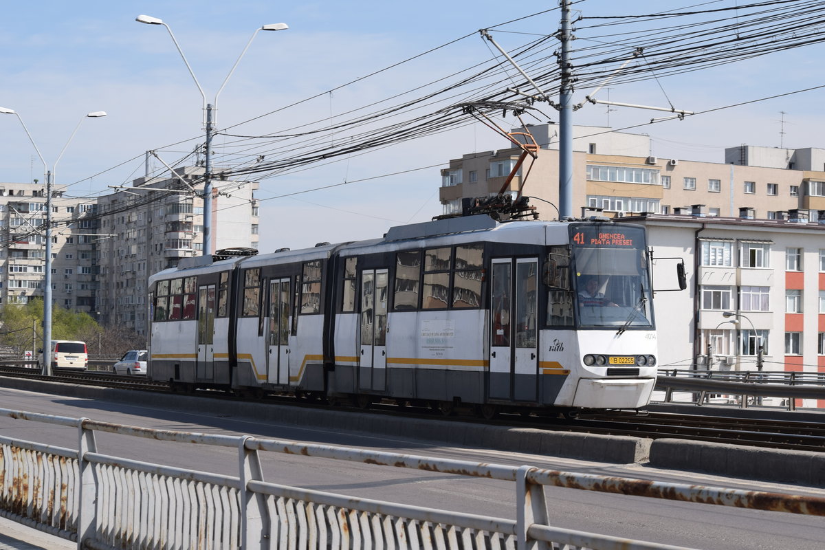 Straenbahn der Linie 41 am 30.03.2016 auf der Grantbrcke in Bukarest, ber der Einfaahrt im Nordbahnhof.