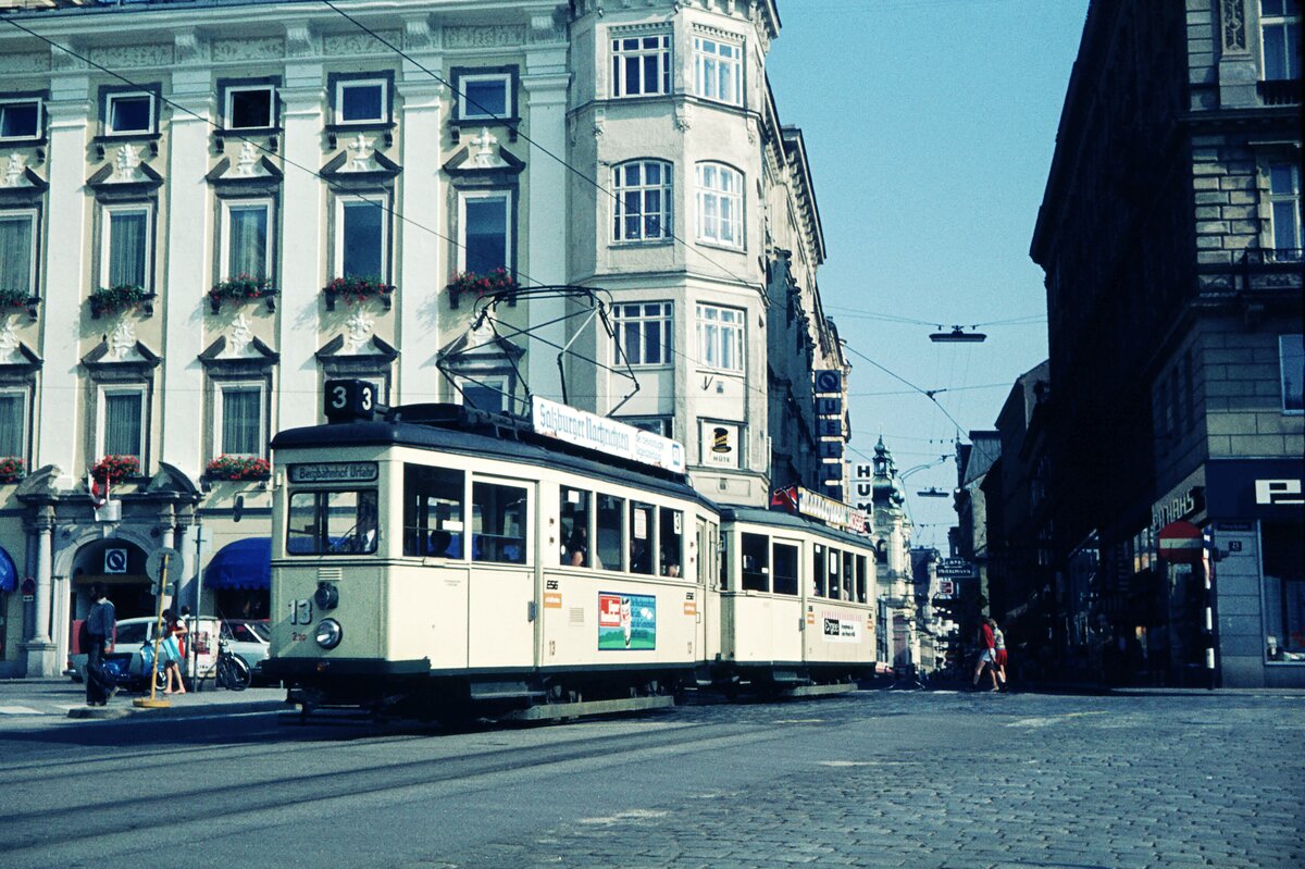 Straßenbahn Linz__Tw 13 mit Bw am Hauptplatz.__28-07-1975