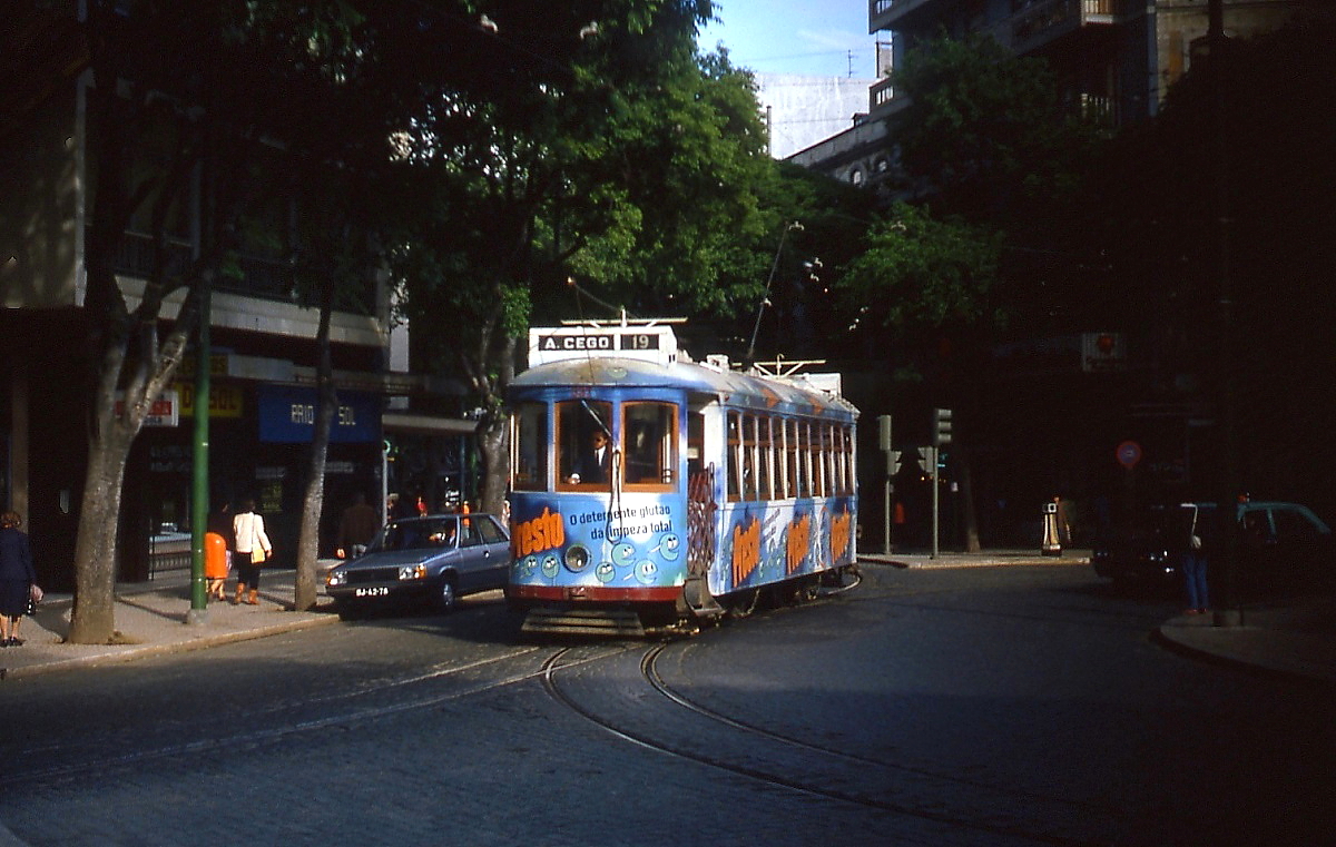 Straßenbahn Lissabon:  Americano  331 gehört zu einer 1906 von der J. G. Brill Company/USA gelieferten Serie von 20 Triebwagen, die auf den Strecken entlang des Tejoufers und der großen Ausfallstraßen eingesetzt wurden. Im April 1984 fährt er am Betriebshof Arco de Cego vorbei. Das ganze Liniennetz in den nördlichen Stadtteilen wurde in den 1990er Jahren stillgelegt, damit war auch das Ende der  Americanos  gekommen.