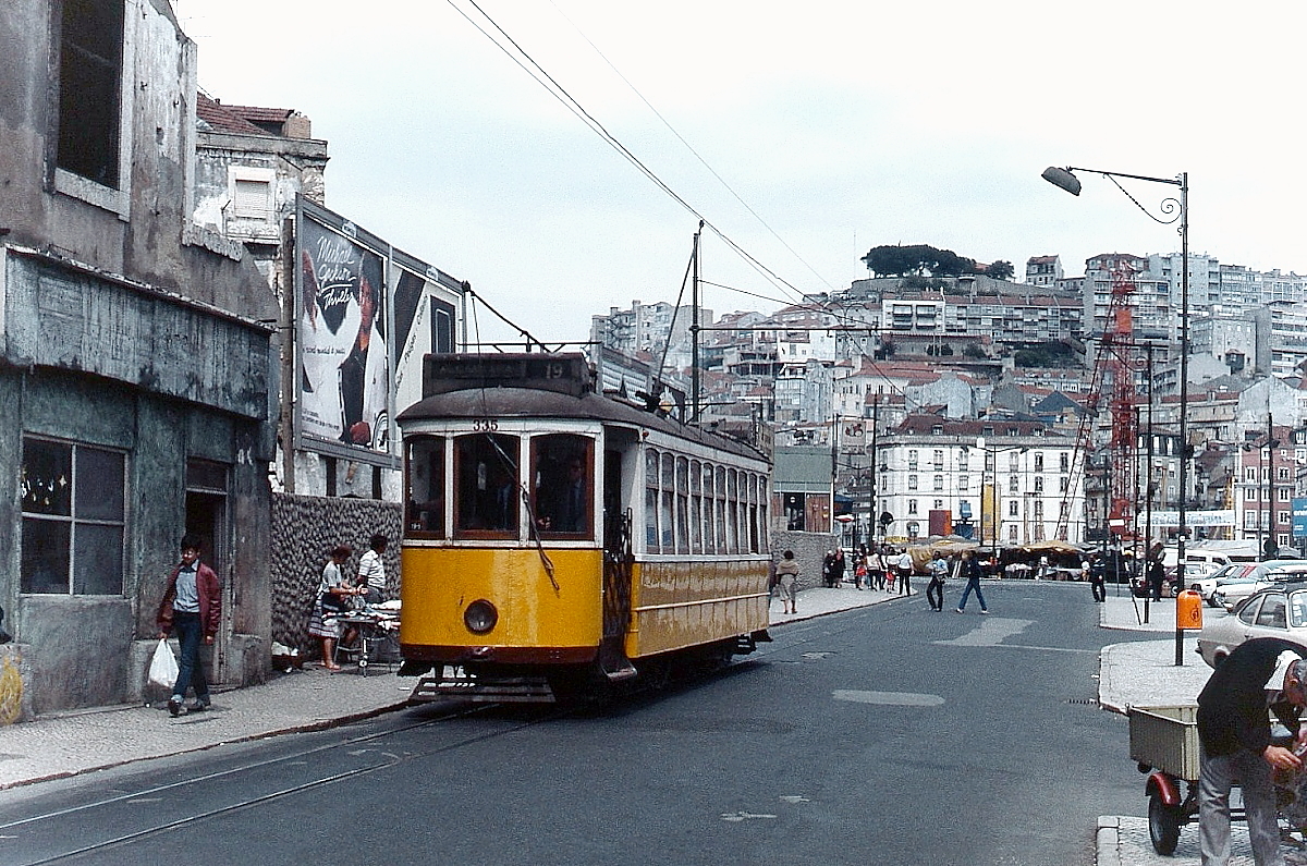 Straßenbahn Lissabon im April 1984: Der 1906 von der J. G. Brill Company in Philadelphia gelieferte  Americano  335 ist auf der Linie 19 (Arco do Cego - Alcantara) unterwegs. Auch diese Linie fiel den Stilllegungen am 18.11.1991 zum Opfer. Die letzten der vierachsigen  Americanos  waren bis etwa 1995 im Einsatz.