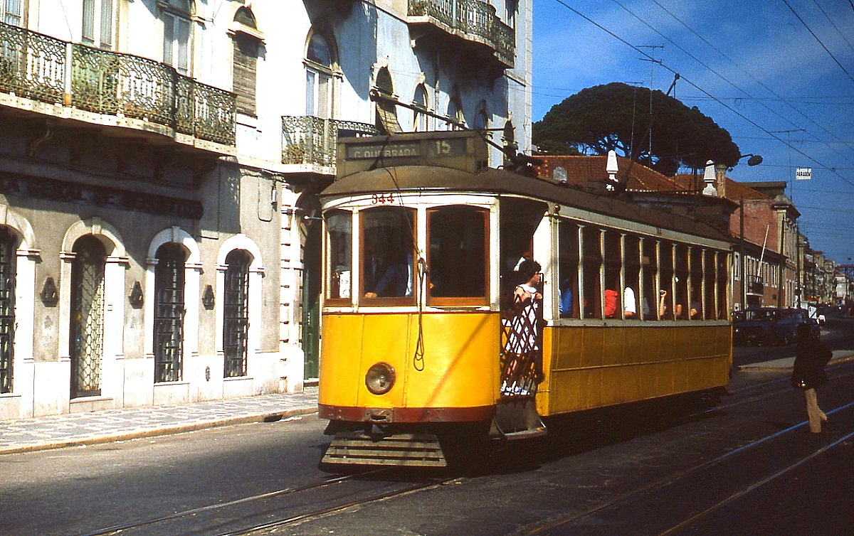 Straßenbahn Lissabon: Der vierachsige  Americano  344 gehört zu einer Serie von 20 Fahrzeugen, die 1906 von John Stephensom Co./New York geliefert wurden, hier ist er auf der Linie 15 im April 1984 unterwegs