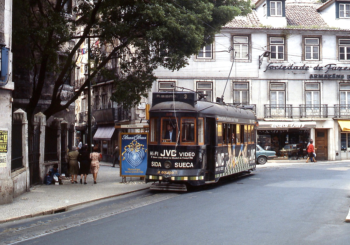 Straßenbahn Lissabon: Der vierachsige Standardwagen 910 im April 1984 an der Haltestelle P. Figuera