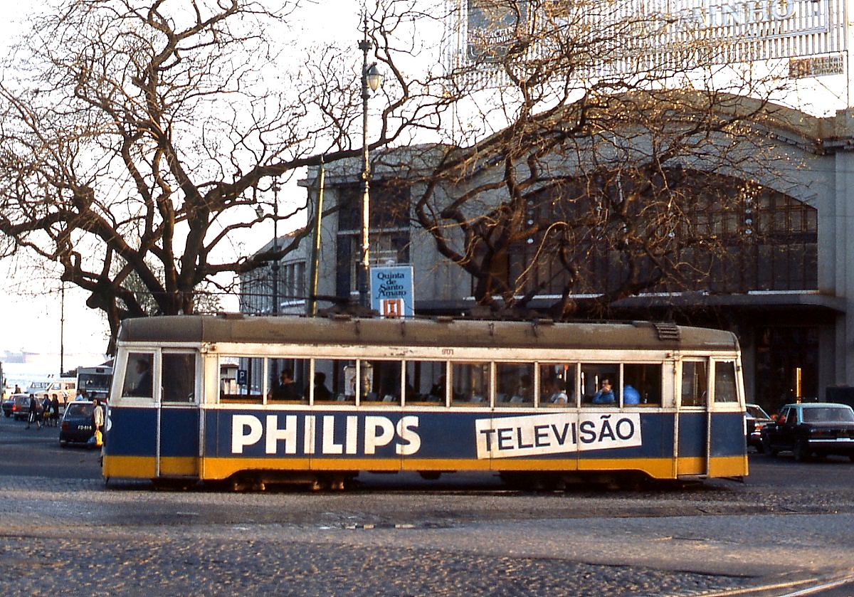 Straßenbahn Lissabon: Nur zehn vierachsige  Ligeiros  stellte die Hauptwerkstatt Santo Amaro her, hier der 1947 gebaute erste Tw 901 dieser Serie auf der 1991 stillgelegten östlichen Tejolinie (April 1984). Bis 1989 wurden diese Fahrzeuge ausgemustert.