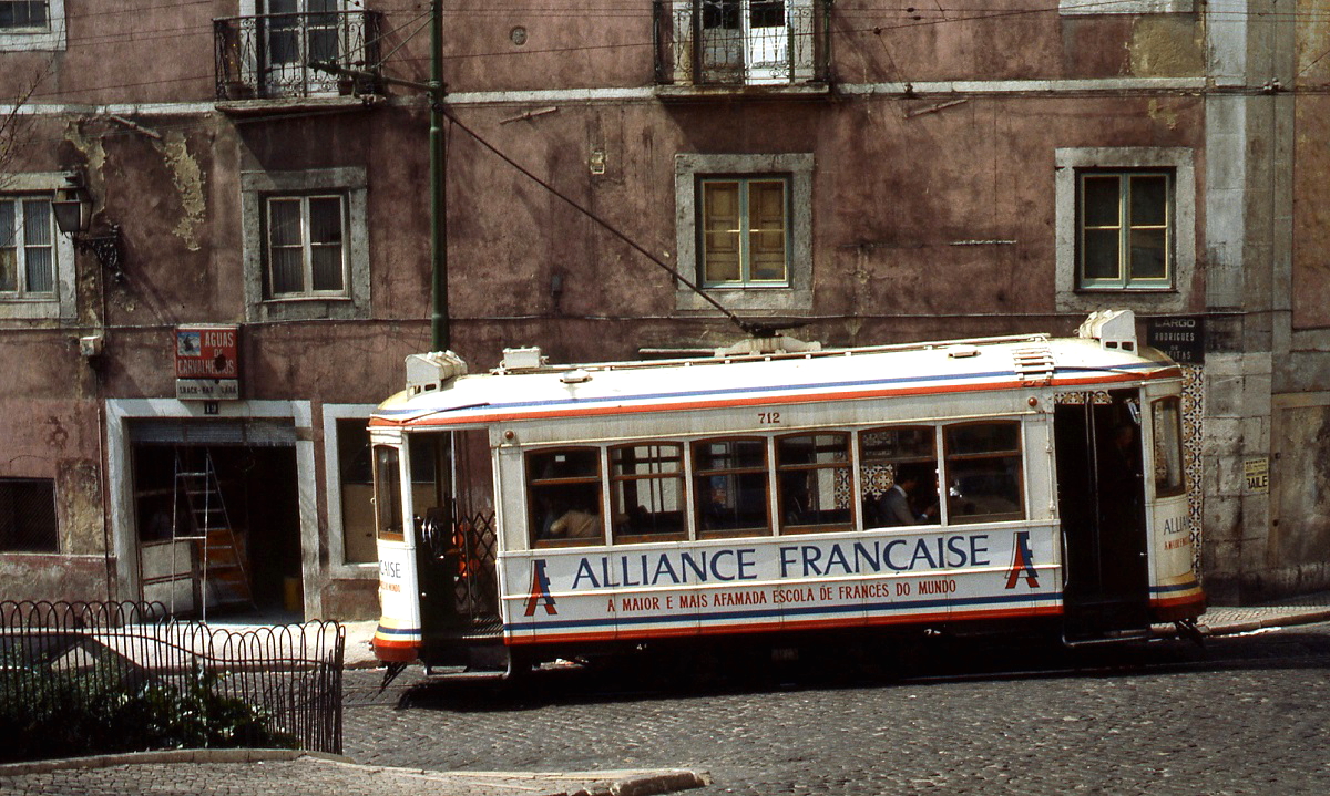 Straßenbahn Lissabon: Tw 712, hier im April 1984 in der Altstadt unterwegs, gehört zu den zwischen 1925 und 1940 in der Hauptwerkstatt Santo Amaro gebauten Standardwagen. Eine Reihe dieser Fahrzeuge wurden in den 1990er Jahren modernisiert (u. a. neue elektrische Ausrüstung und Falttüren), sie sind heute noch im Einsatz.