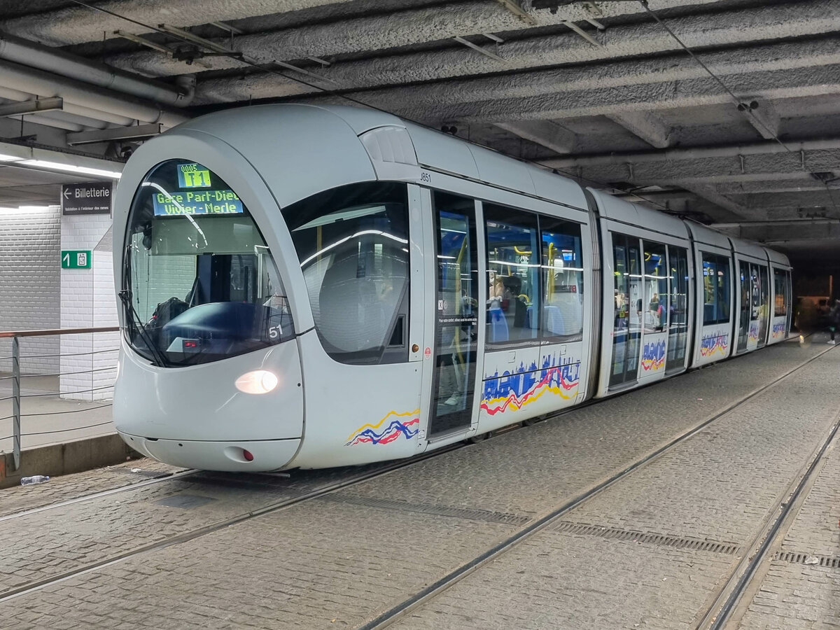 Straßenbahn Lyon Zug 0851 auf der Linie T1 nach Gare Part-Dieu–Vivier Merle in Lyon Perrache, 31.07.2022.