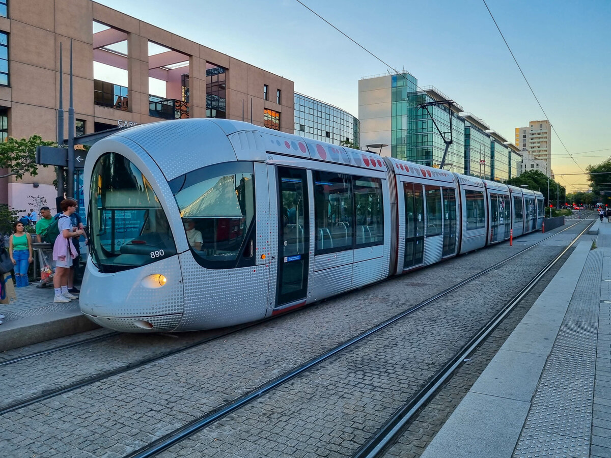 Straßenbahn Lyon Zug 890 in Lyon Part-Dieu, 30.07.2022.