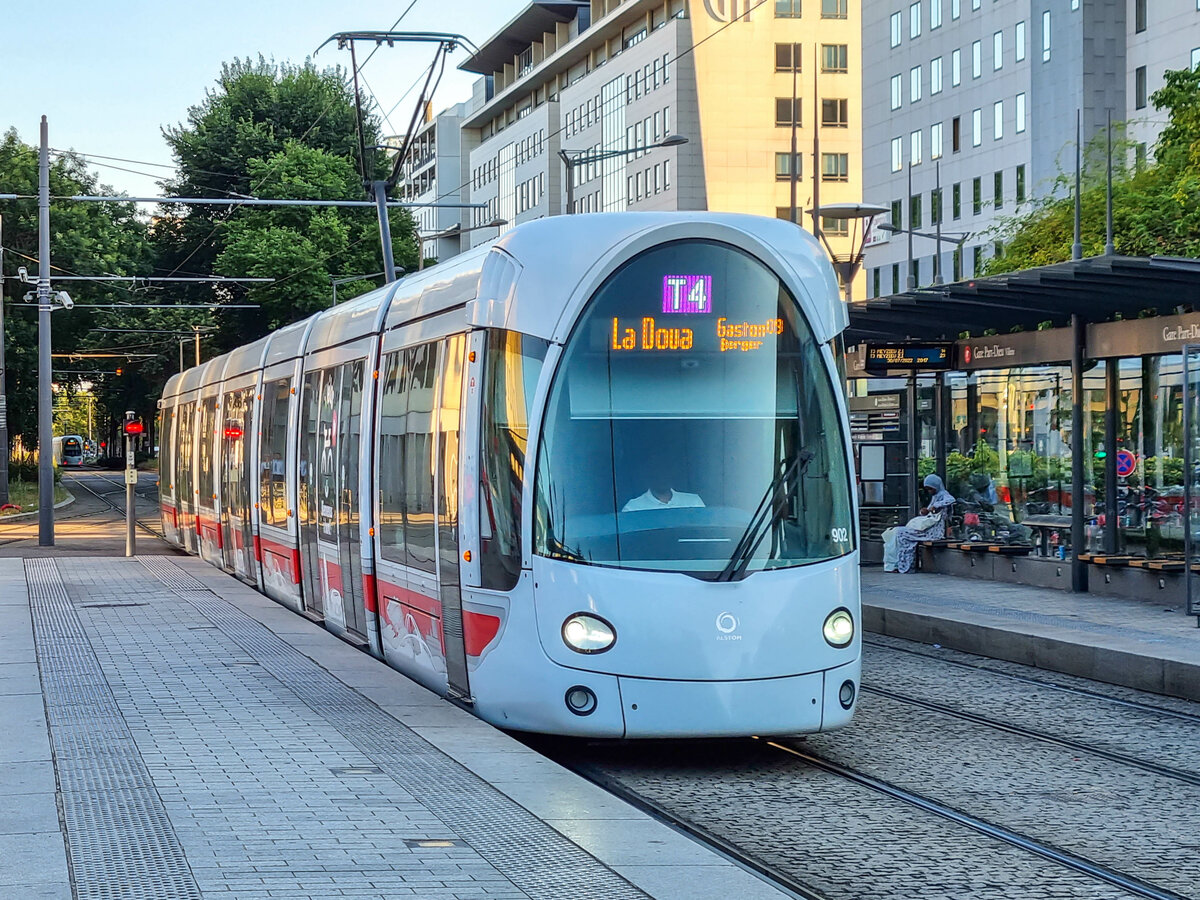 Straßenbahn Lyon Zug 902 auf der Linie T4 nach La Doua–Gaston Berger in Lyon Part-Dieu, 30.07.2022.