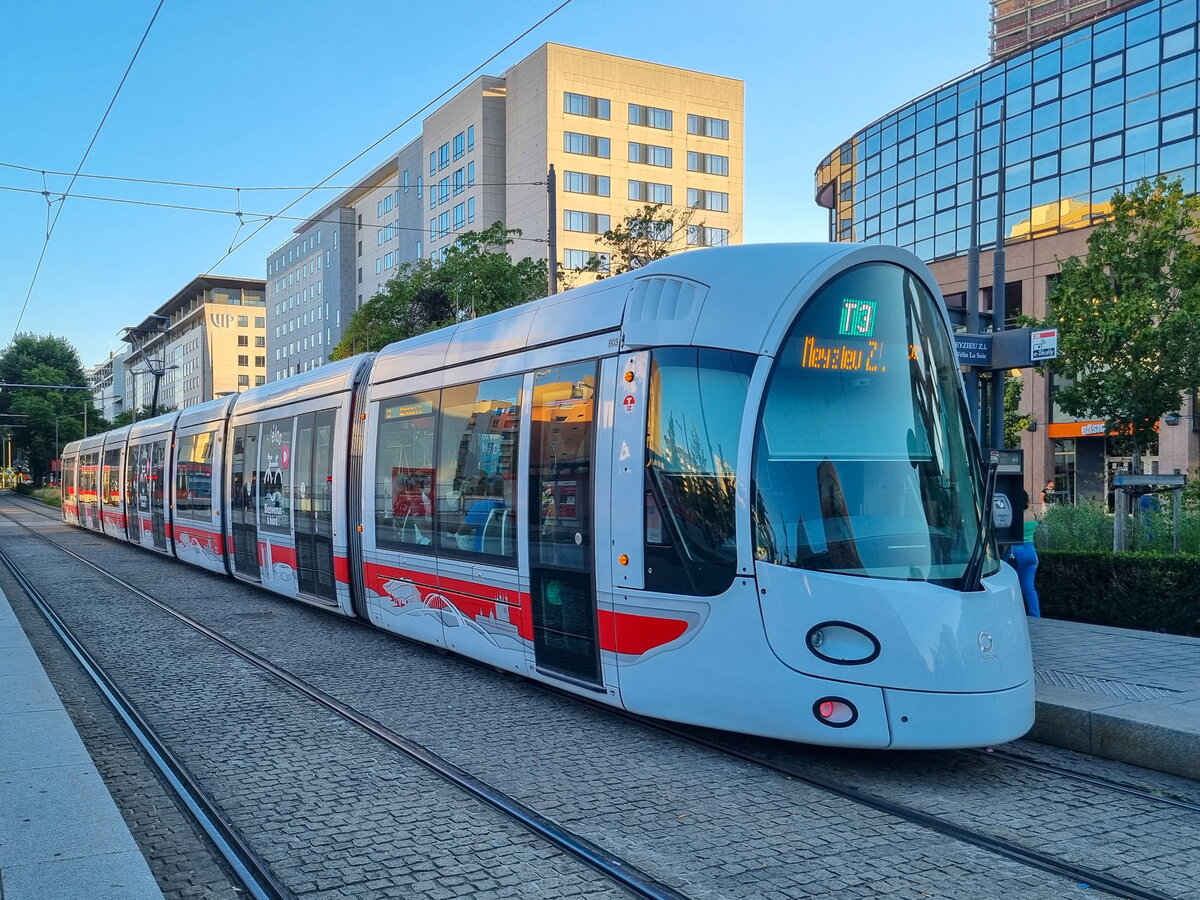 Straßenbahn Lyon Zug 903 auf der Linie T3 nach Meyzieu–ZI in Lyon Part-Dieu, 30.07.2022.