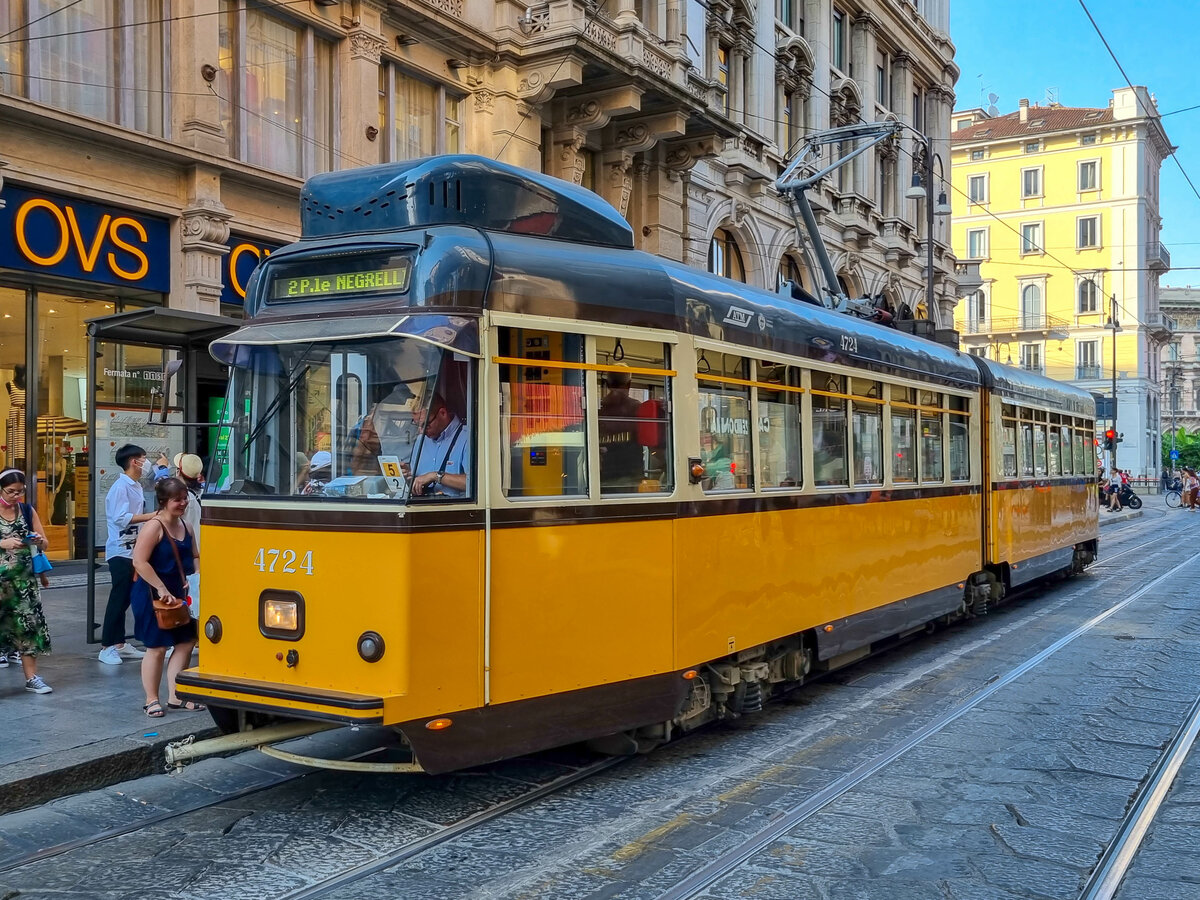 Straßenbahn Mailand Zug 4724 auf der Linie 2 nach P.le Negrelli am Duomo, 25.07.2022.