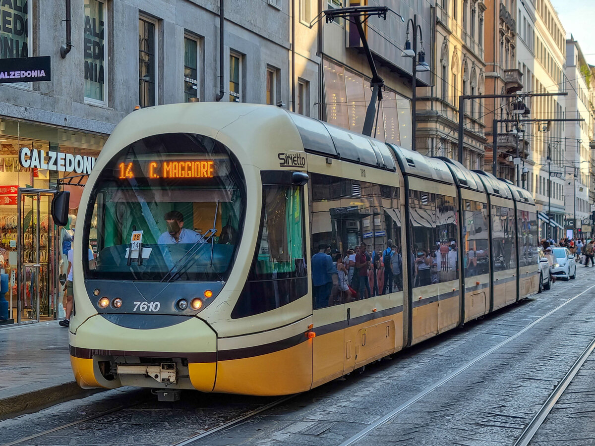 Straßenbahn Mailand Zug 7610 auf der Linie 14 nach C. Maggiore am Duomo, 25.07.2022.