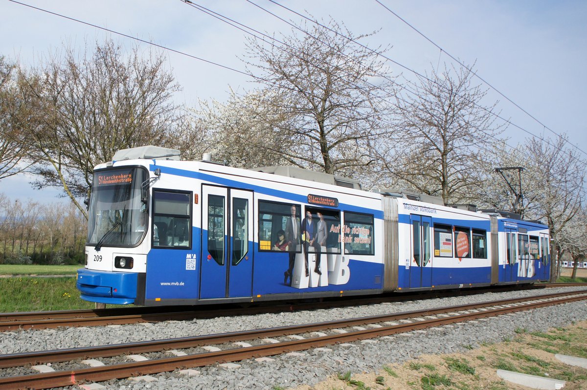 Straßenbahn Mainz / Mainzelbahn: Adtranz GT6M-ZR der MVG Mainz - Wagen 209, aufgenommen im April 2017 zwischen Mainz-Lerchenberg und Mainz-Marienborn.