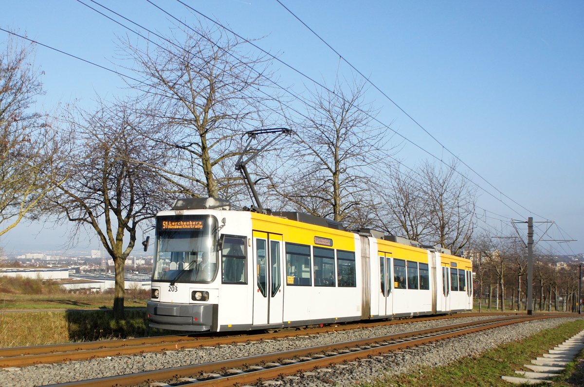 Straßenbahn Mainz / Mainzelbahn: Adtranz GT6M-ZR der MVG Mainz - Wagen 203, aufgenommen im Dezember 2017 bei der Bergfahrt zwischen Mainz-Lerchenberg und Mainz-Marienborn.