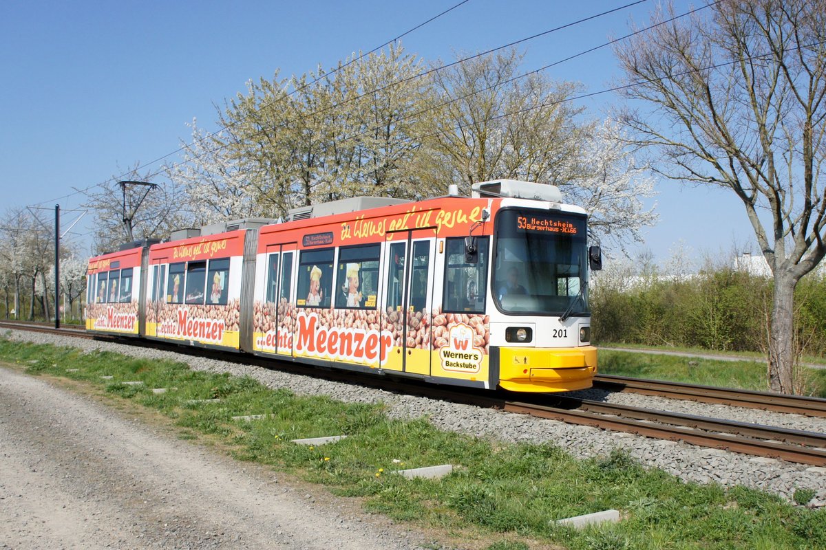 Straßenbahn Mainz / Mainzelbahn: Adtranz GT6M-ZR der MVG Mainz - Wagen 201, aufgenommen im April 2020 bei der Talfahrt zwischen Mainz-Lerchenberg und Mainz-Marienborn.