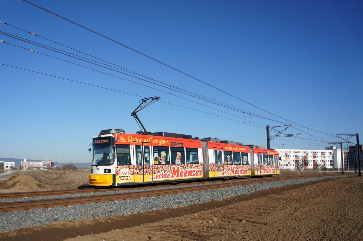 Straßenbahn Mainz / Mainzelbahn: Adtranz GT6M-ZR der MVG Mainz - Wagen 201, aufgenommen im Januar 2017 in Mainz-Bretzenheim.