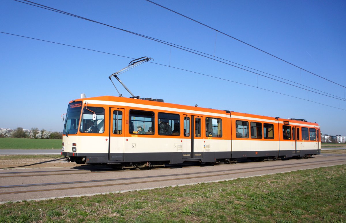 Straßenbahn Mainz / Mainzelbahn: Duewag / AEG M8C der MVG Mainz - Wagen 271, aufgenommen im März 2017 in Mainz-Bretzenheim.