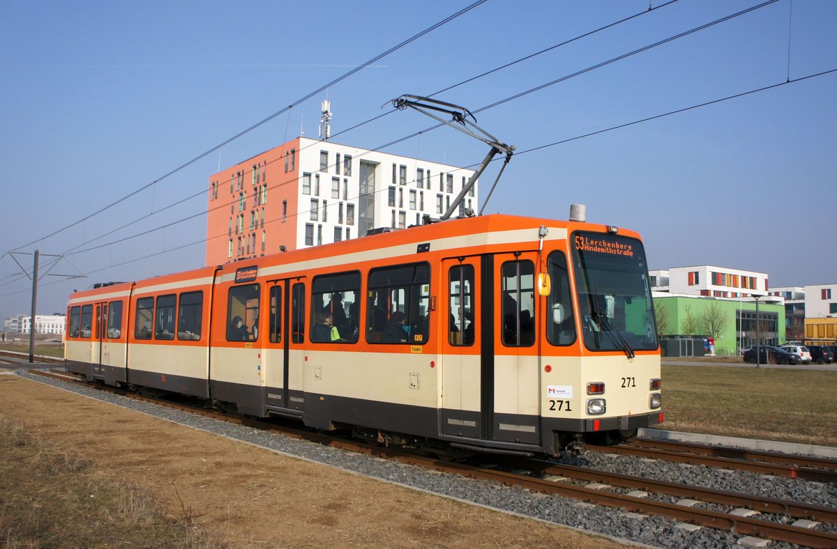 Straßenbahn Mainz / Mainzelbahn: Duewag / AEG M8C der MVG Mainz - Wagen 271, aufgenommen im Januar 2017 in Mainz-Bretzenheim.