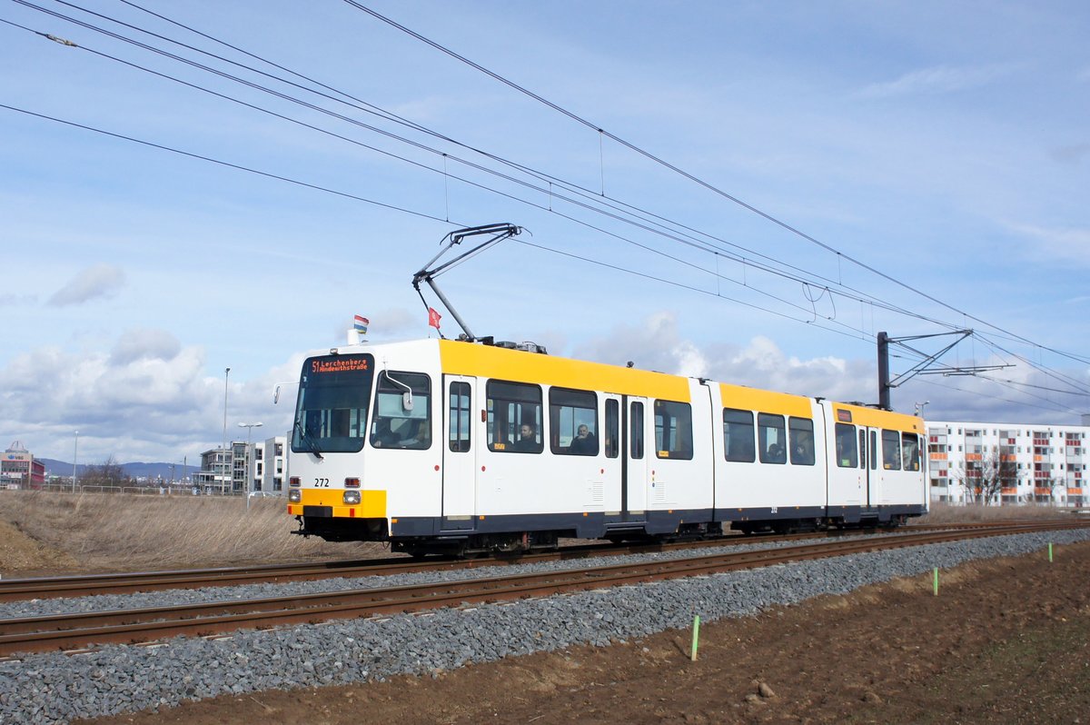 Straßenbahn Mainz / Mainzelbahn: Duewag / AEG M8C der MVG Mainz - Wagen 272, aufgenommen im Februar 2017 in Mainz-Bretzenheim.