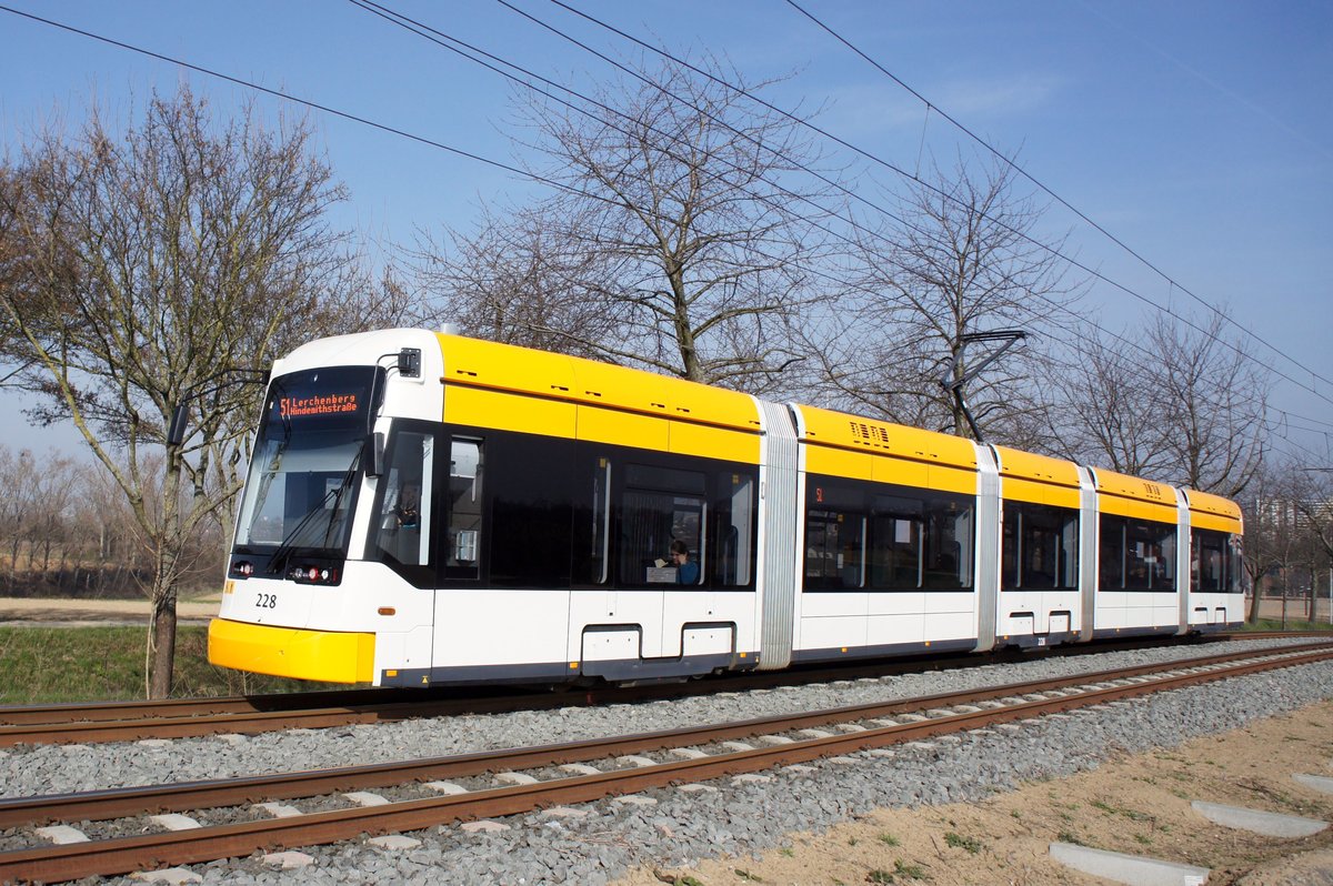 Straßenbahn Mainz / Mainzelbahn: Stadler Rail Variobahn der MVG Mainz - Wagen 228, aufgenommen im März 2017 zwischen Mainz-Lerchenberg und Mainz-Marienborn.