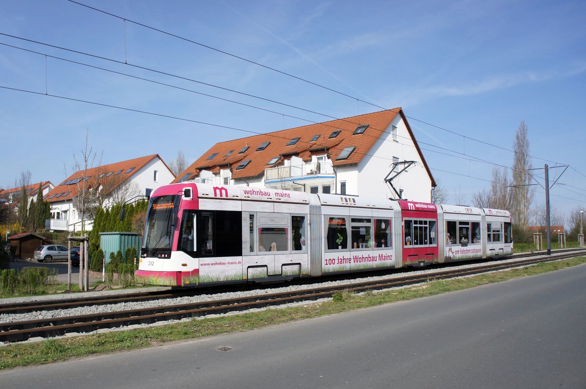 Straßenbahn Mainz / Mainzelbahn: Stadler Rail Variobahn der MVG Mainz - Wagen 232, aufgenommen im März 2017 in Mainz-Bretzenheim.