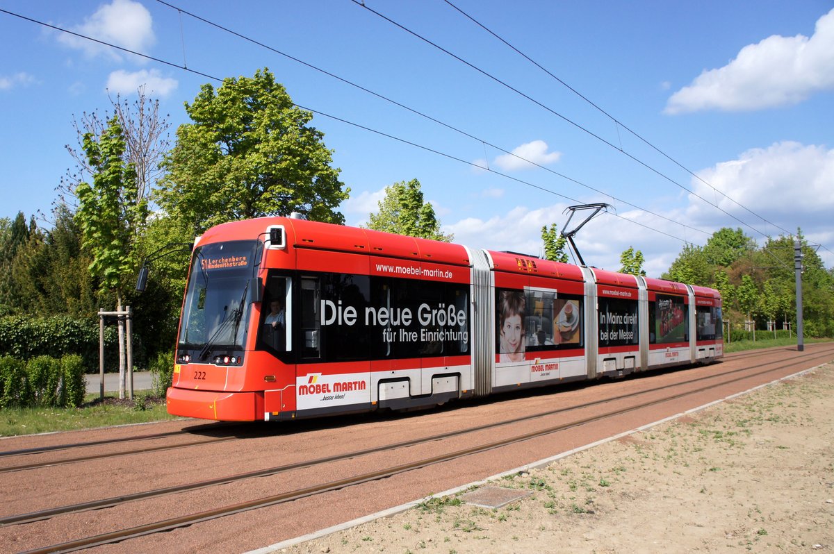 Straßenbahn Mainz / Mainzelbahn: Stadler Rail Variobahn der MVG Mainz - Wagen 222, aufgenommen im Mai 2017 in Mainz-Bretzenheim.