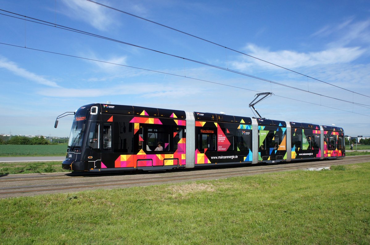 Straßenbahn Mainz / Mainzelbahn: Stadler Rail Variobahn der MVG Mainz - Wagen 231, aufgenommen im Mai 2017 in Mainz-Bretzenheim.