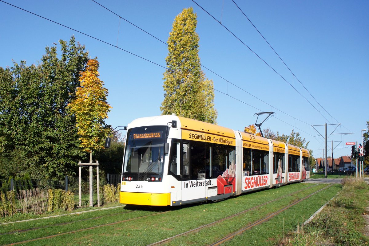 Straßenbahn Mainz / Mainzelbahn: Stadler Rail Variobahn der MVG Mainz - Wagen 225, aufgenommen im Oktober 2017 in Mainz-Bretzenheim.
