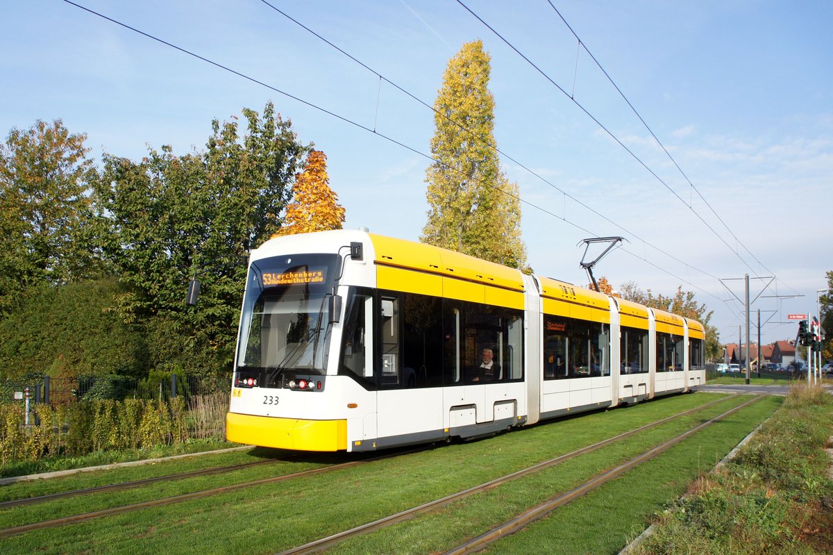 Straßenbahn Mainz / Mainzelbahn: Stadler Rail Variobahn der MVG Mainz - Wagen 233, aufgenommen im Oktober 2017 in Mainz-Bretzenheim.