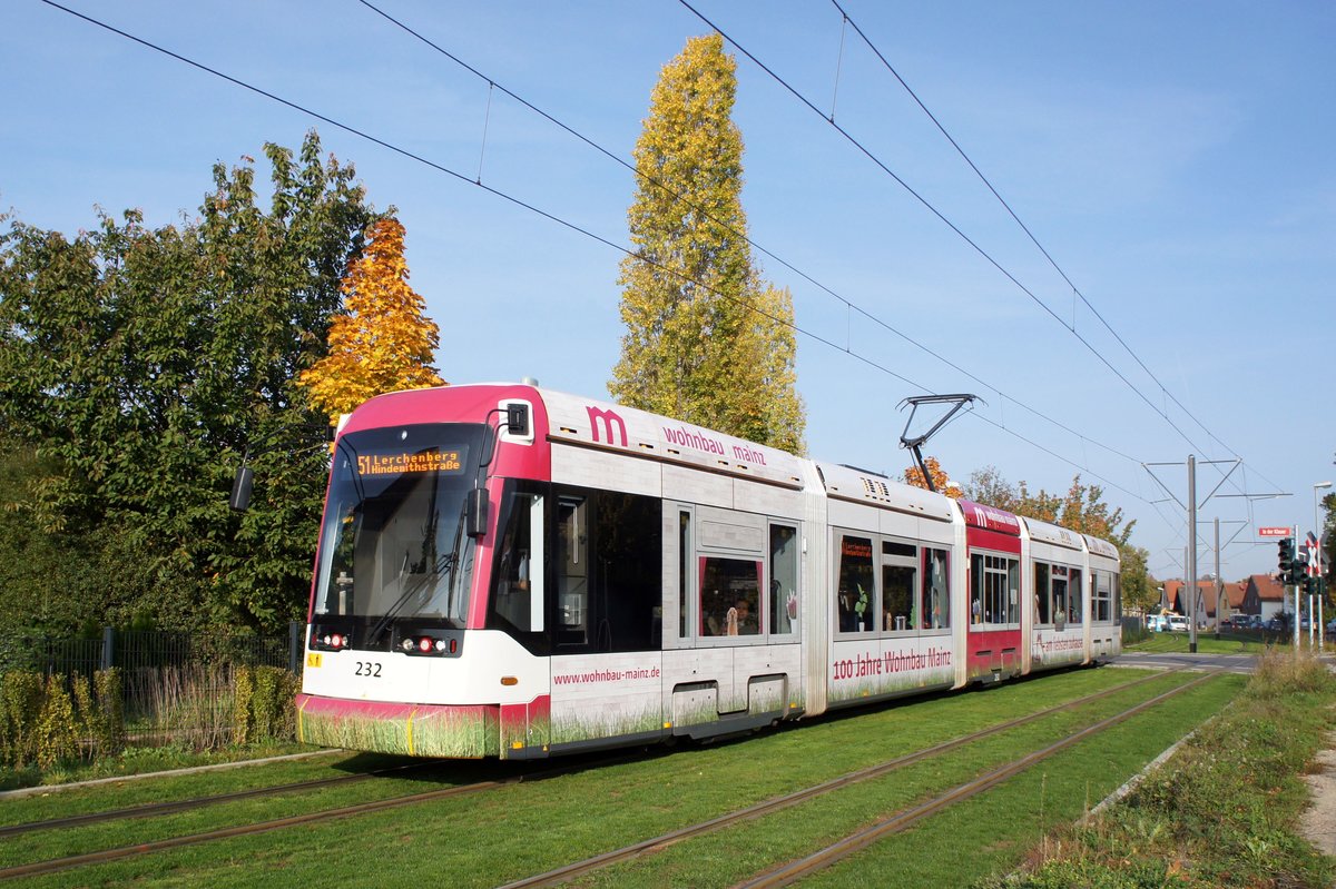 Straßenbahn Mainz / Mainzelbahn: Stadler Rail Variobahn der MVG Mainz - Wagen 232, aufgenommen im Oktober 2017 in Mainz-Bretzenheim.