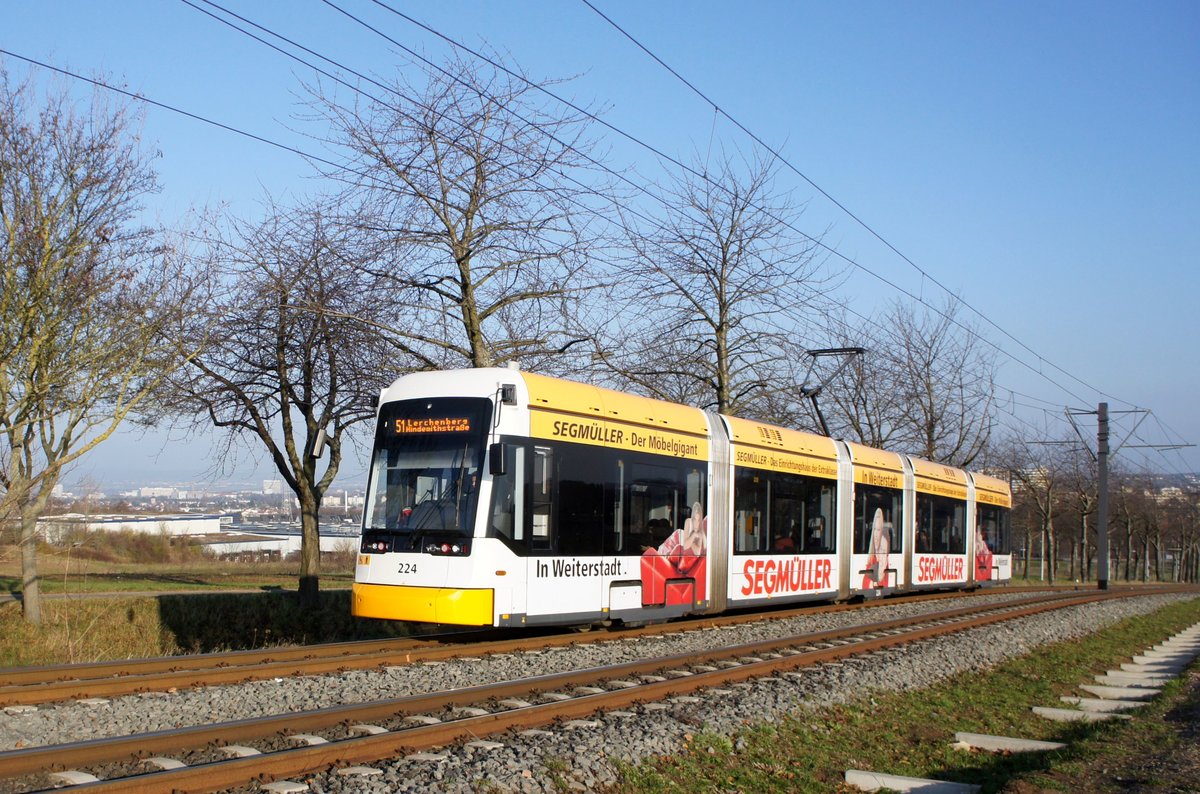 Straßenbahn Mainz / Mainzelbahn: Stadler Rail Variobahn der MVG Mainz - Wagen 224, aufgenommen im Dezember 2017 bei der Bergfahrt zwischen Mainz-Lerchenberg und Mainz-Marienborn.