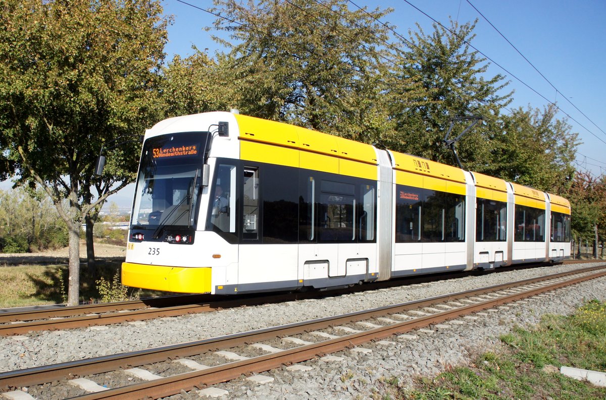 Straßenbahn Mainz / Mainzelbahn: Stadler Rail Variobahn der MVG Mainz - Wagen 235, aufgenommen im Oktober 2018 bei der Bergfahrt zwischen Mainz-Lerchenberg und Mainz-Marienborn.