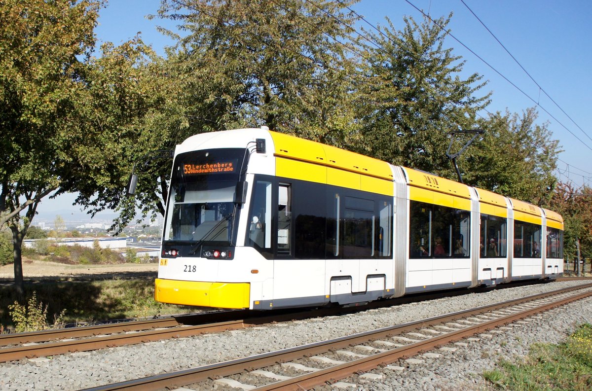 Straßenbahn Mainz / Mainzelbahn: Stadler Rail Variobahn der MVG Mainz - Wagen 218, aufgenommen im Oktober 2018 bei der Bergfahrt zwischen Mainz-Lerchenberg und Mainz-Marienborn.