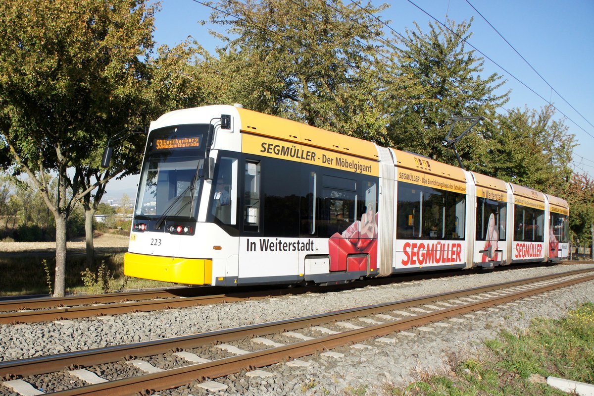 Straßenbahn Mainz / Mainzelbahn: Stadler Rail Variobahn der MVG Mainz - Wagen 223, aufgenommen im Oktober 2018 bei der Bergfahrt zwischen Mainz-Lerchenberg und Mainz-Marienborn.