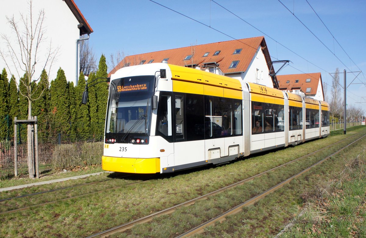 Straßenbahn Mainz / Mainzelbahn: Stadler Rail Variobahn der MVG Mainz - Wagen 235, aufgenommen im März 2019 in Mainz-Bretzenheim.