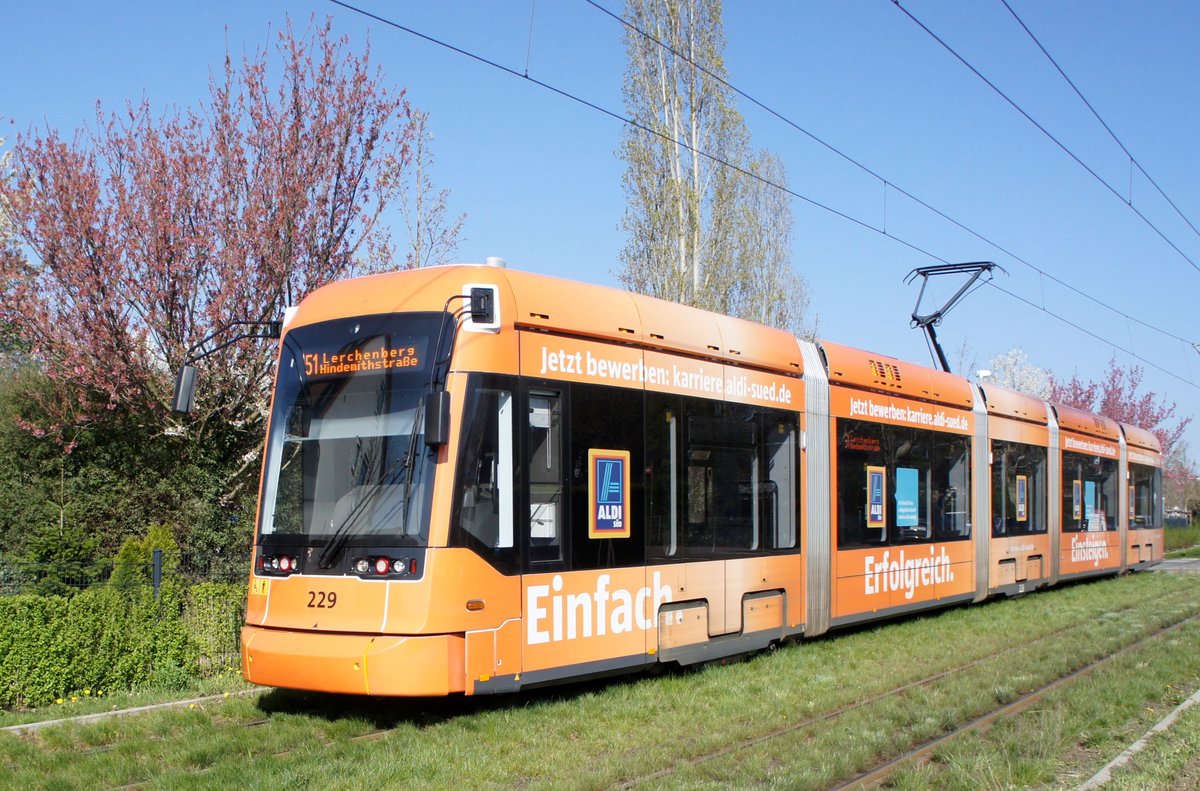 Straßenbahn Mainz / Mainzelbahn: Stadler Rail Variobahn der MVG Mainz - Wagen 229, aufgenommen im April 2019 in Mainz-Bretzenheim.