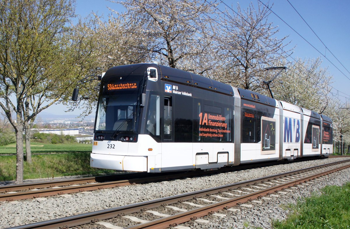 Straßenbahn Mainz / Mainzelbahn: Stadler Rail Variobahn der MVG Mainz - Wagen 232, aufgenommen im April 2019 bei der Bergfahrt zwischen Mainz-Lerchenberg und Mainz-Marienborn.