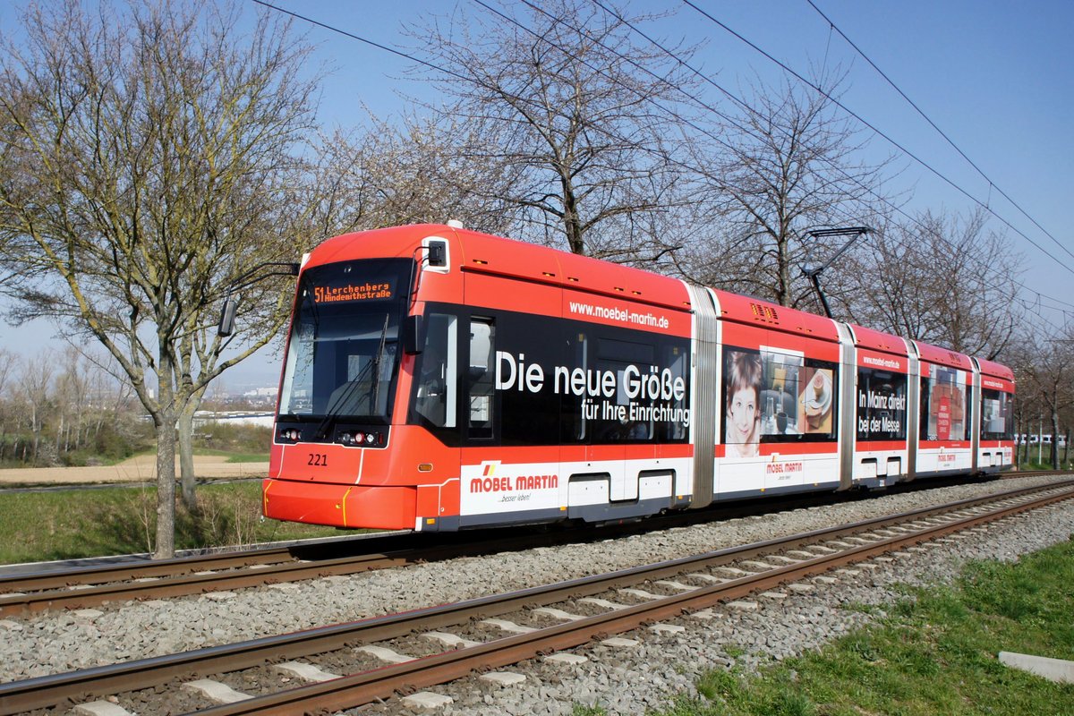 Straßenbahn Mainz / Mainzelbahn: Stadler Rail Variobahn der MVG Mainz - Wagen 221, aufgenommen im März 2020 bei der Bergfahrt zwischen Mainz-Lerchenberg und Mainz-Marienborn.
