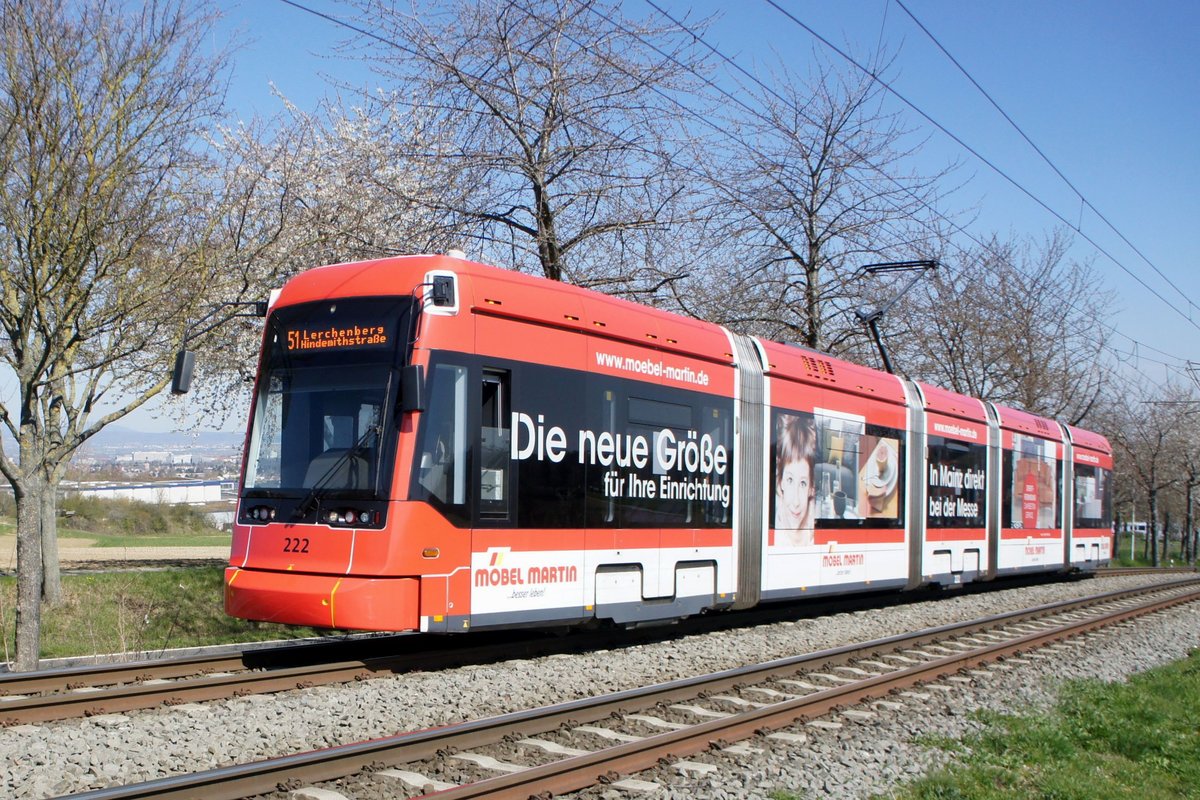 Straßenbahn Mainz / Mainzelbahn: Stadler Rail Variobahn der MVG Mainz - Wagen 222, aufgenommen Anfang April 2020 bei der Bergfahrt zwischen Mainz-Lerchenberg und Mainz-Marienborn.