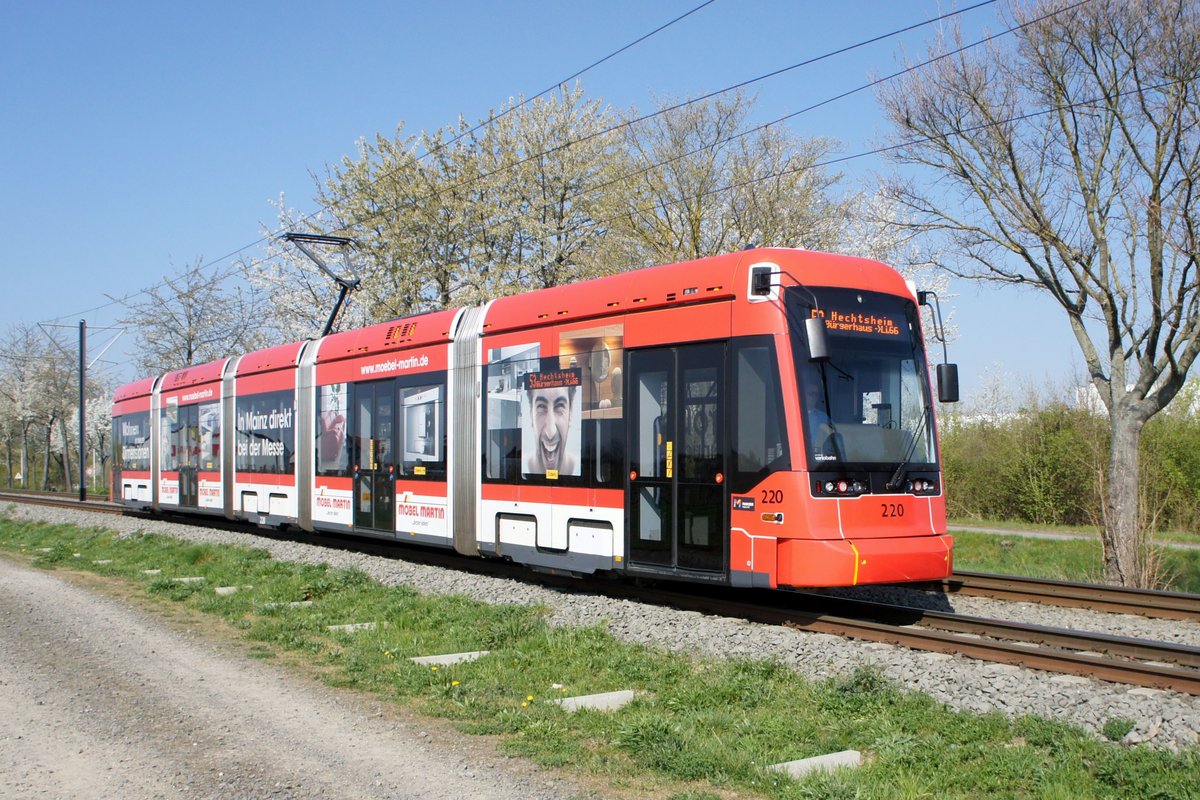 Straßenbahn Mainz / Mainzelbahn: Stadler Rail Variobahn der MVG Mainz - Wagen 220, aufgenommen im April 2020 bei der Talfahrt zwischen Mainz-Lerchenberg und Mainz-Marienborn.