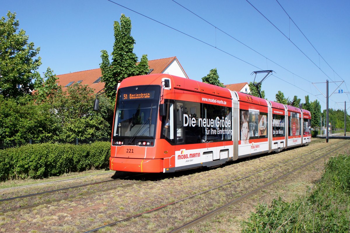 Straßenbahn Mainz / Mainzelbahn: Stadler Rail Variobahn der MVG Mainz - Wagen 221, aufgenommen im Mai 2020 in Mainz-Bretzenheim.