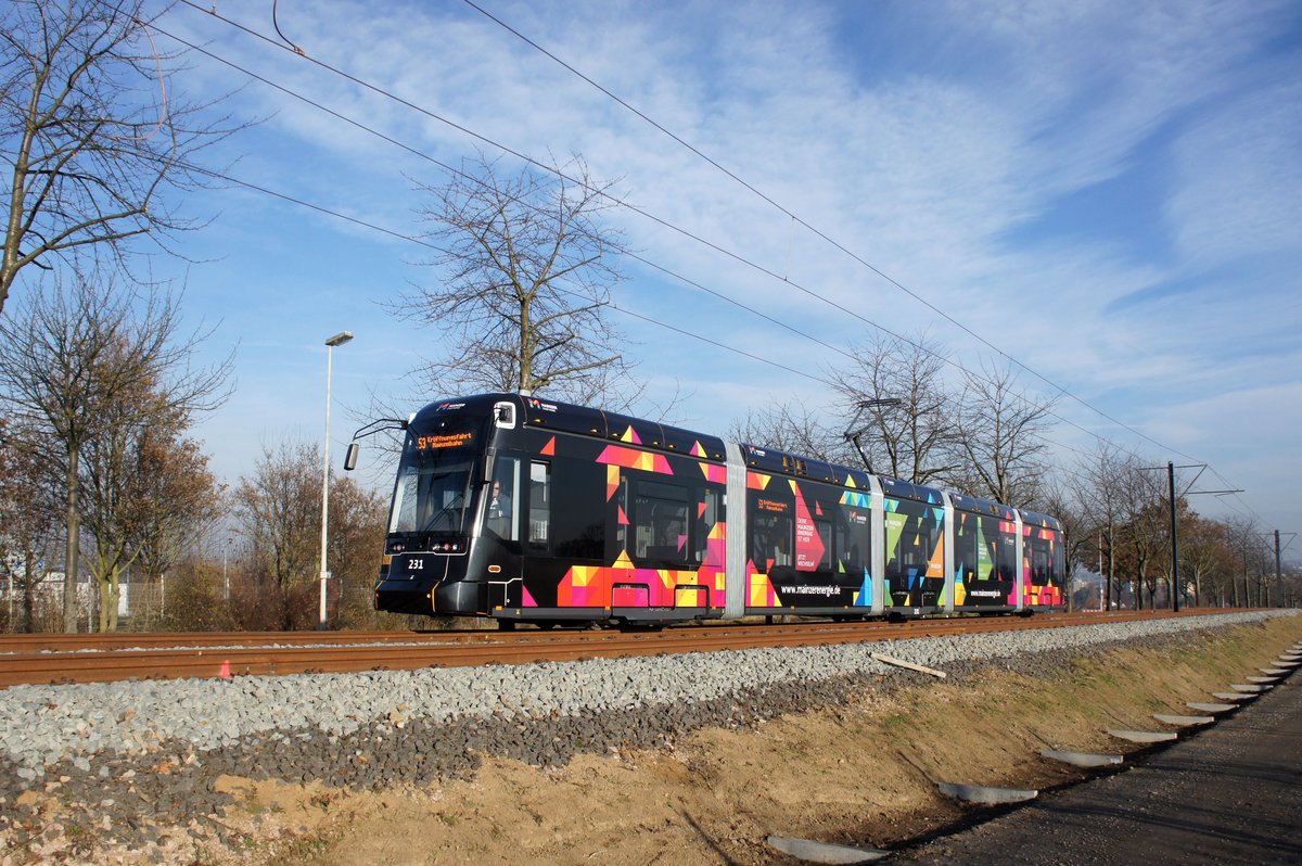 Straßenbahn Mainz / Mainzelbahn: Stadler Rail Variobahn der MVG Mainz - Wagen 231, aufgenommen im Dezember 2016 zwischen Mainz-Lerchenberg und Mainz-Marienborn.