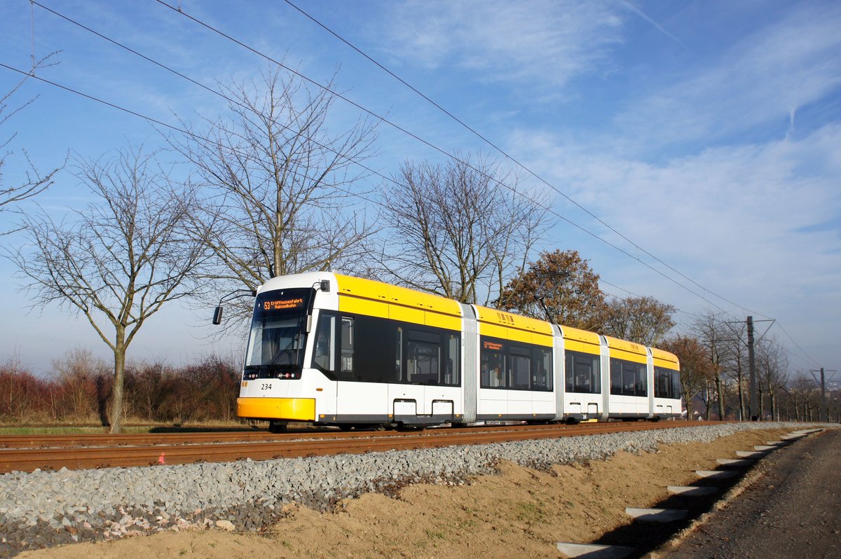 Straßenbahn Mainz / Mainzelbahn: Stadler Rail Variobahn der MVG Mainz - Wagen 234, aufgenommen im Dezember 2016 zwischen Mainz-Lerchenberg und Mainz-Marienborn.