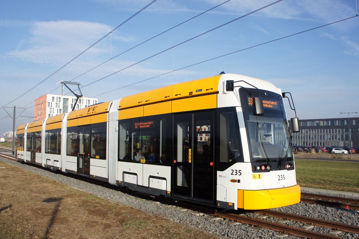 Straßenbahn Mainz / Mainzelbahn: Stadler Rail Variobahn der MVG Mainz - Wagen 235, aufgenommen im Dezember 2016 in Mainz-Bretzenheim.