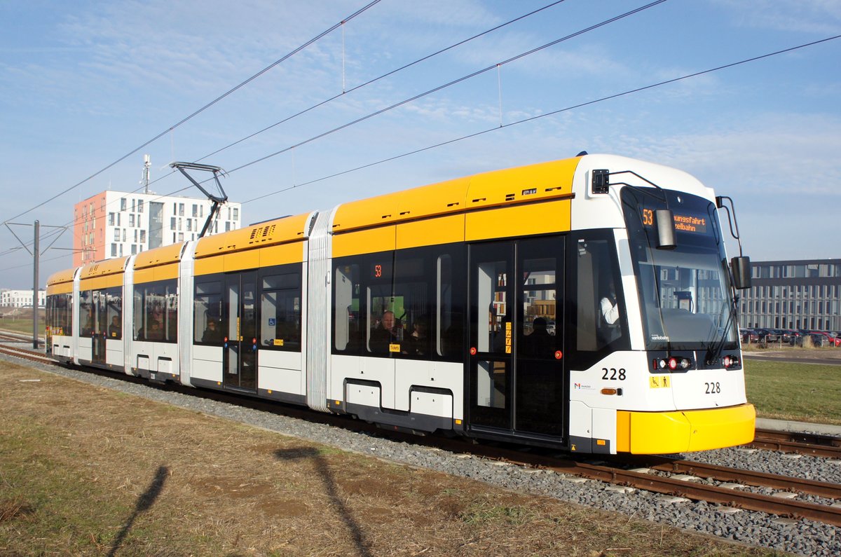 Straßenbahn Mainz / Mainzelbahn: Stadler Rail Variobahn der MVG Mainz - Wagen 228, aufgenommen im Dezember 2016 in Mainz-Bretzenheim.